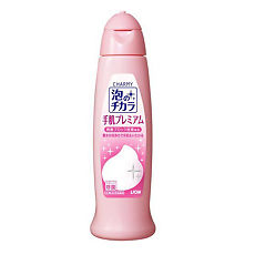 Пенящееся средство для мытья посуды LION бережное для кожи рук (крышка с дозатором) 240 мл