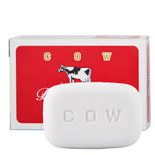 Молочное увлажняющее туалетное мыло COW с пудровым ароматом роз красная упаковка 90 гр